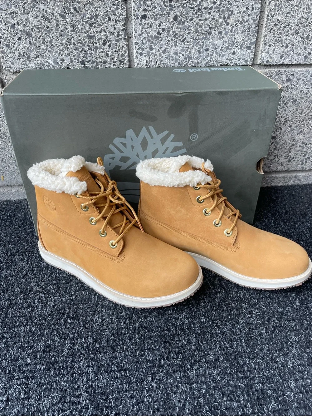 Timberland Boys Wheat Nubuck Sherpa-Lined Lace-Up Boots